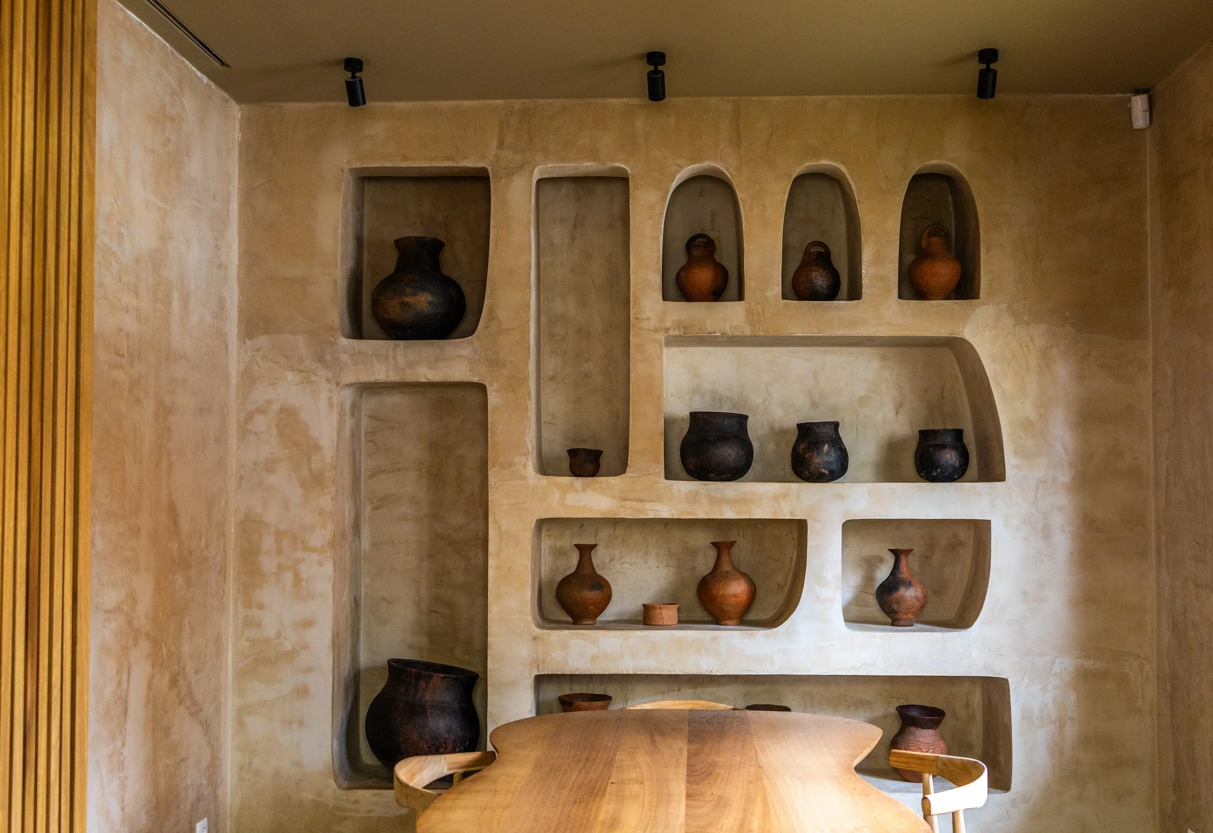 Sala privada do Restaurante Kissanje, com cerâmica e tons naturais
